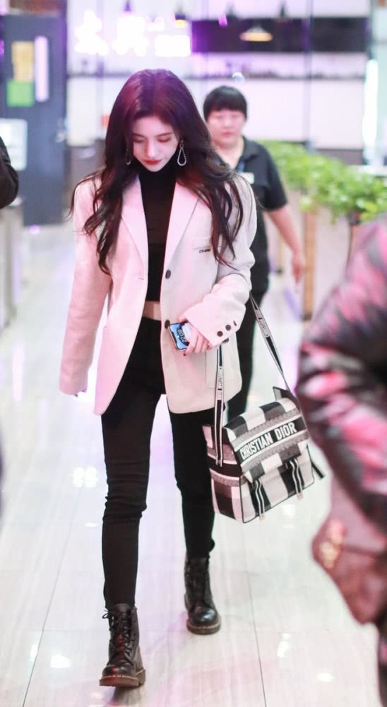 气质美女李沁和鞠婧祎都穿白色西装走机场,“腿精”比美太养眼