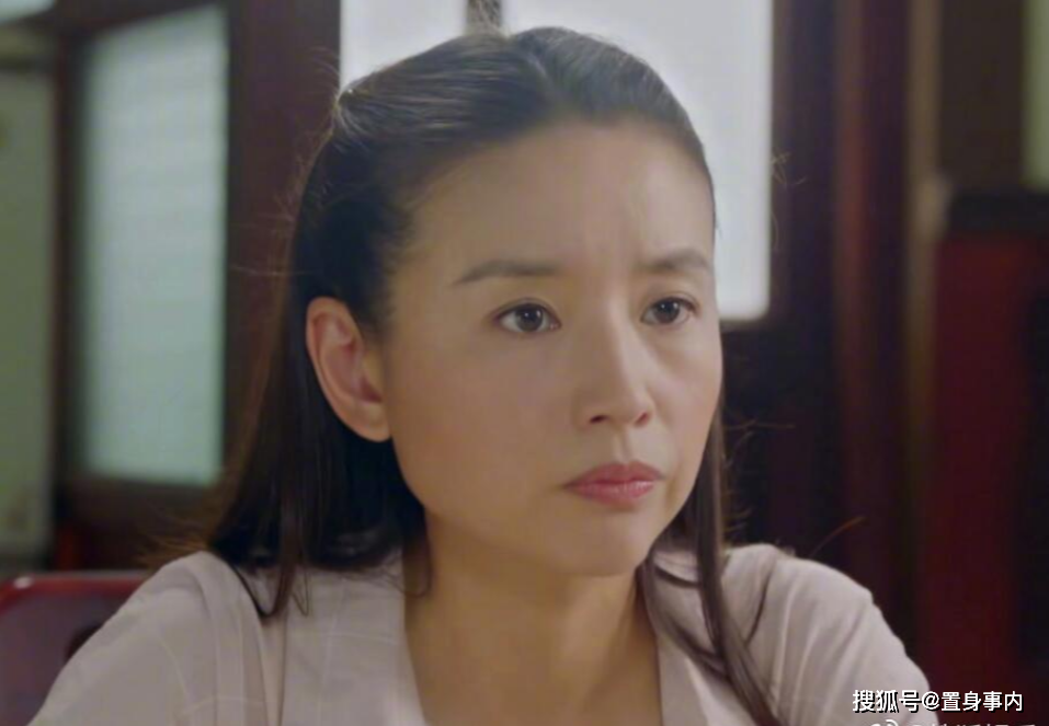 有种“出戏”叫董洁眼神,39岁演18岁少女,穿校服满脸沧桑反差大