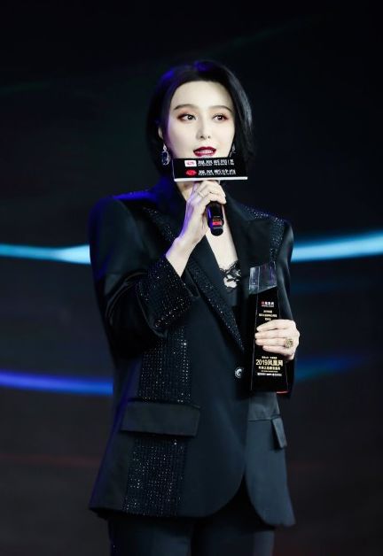 久违的范冰冰出席活动，利落短发造型亮了，是你心目中的范爷吗？