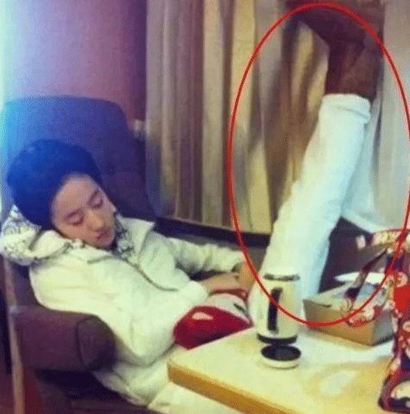 女星睡觉遭偷拍,范冰冰睡姿美艳,杨颖睡姿销魂,却输给了她!