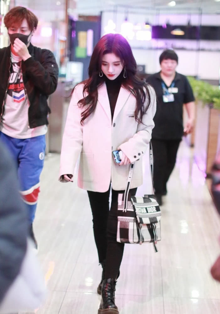 气质美女李沁和鞠婧祎都穿白色西装走机场,“腿精”比美太养眼