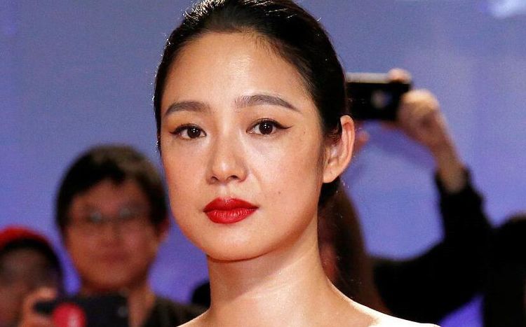 事业正红嫁大15岁老公,给老公生下一子,如今40岁获幸福