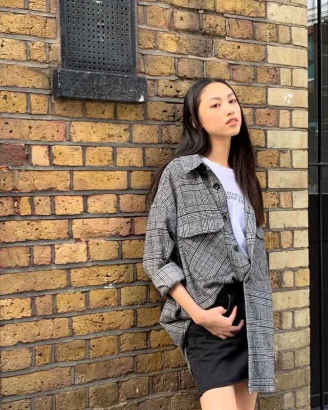 任达华夫妇为女儿庆生，15岁任晴佳身材瞩目，不当超模太可惜了！