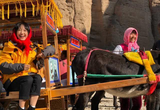 罗海琼穿西装配阔腿裤太惊艳,红唇性感美出国际范