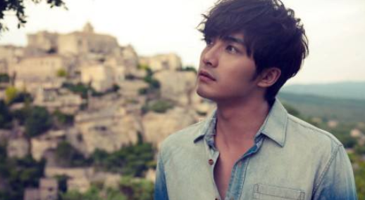 他家世显赫却当演员,与同学相爱13年结婚,如今34岁帅气十足