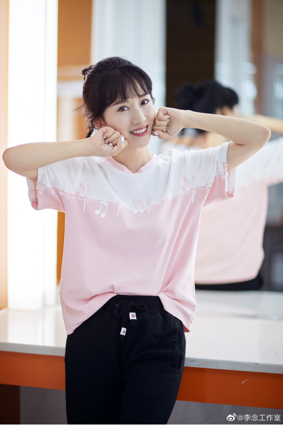 演“小三”出名，爆红后嫁入豪门炫富被嘲，今靠实力成功翻红