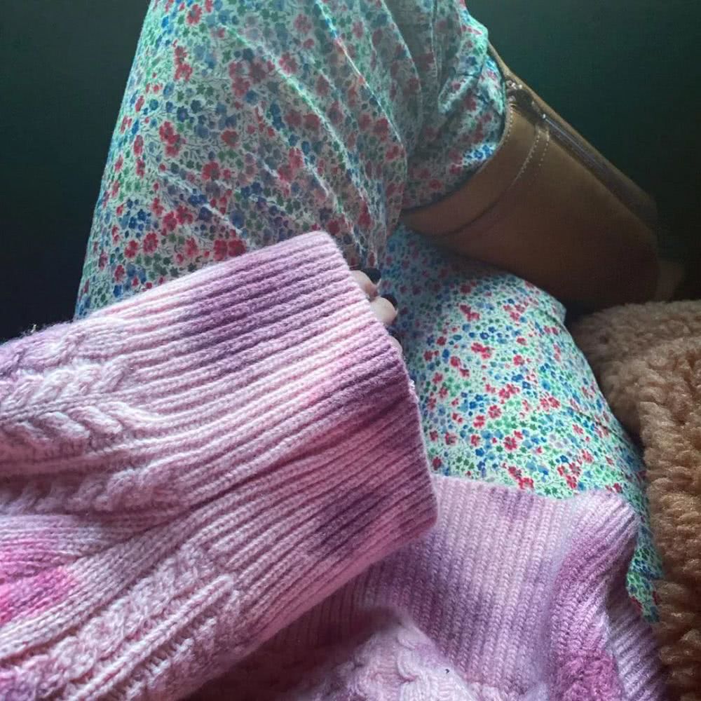 泫雅的INS又又又更新了 乍一看我还以为她眼泪滴在毛衣上了