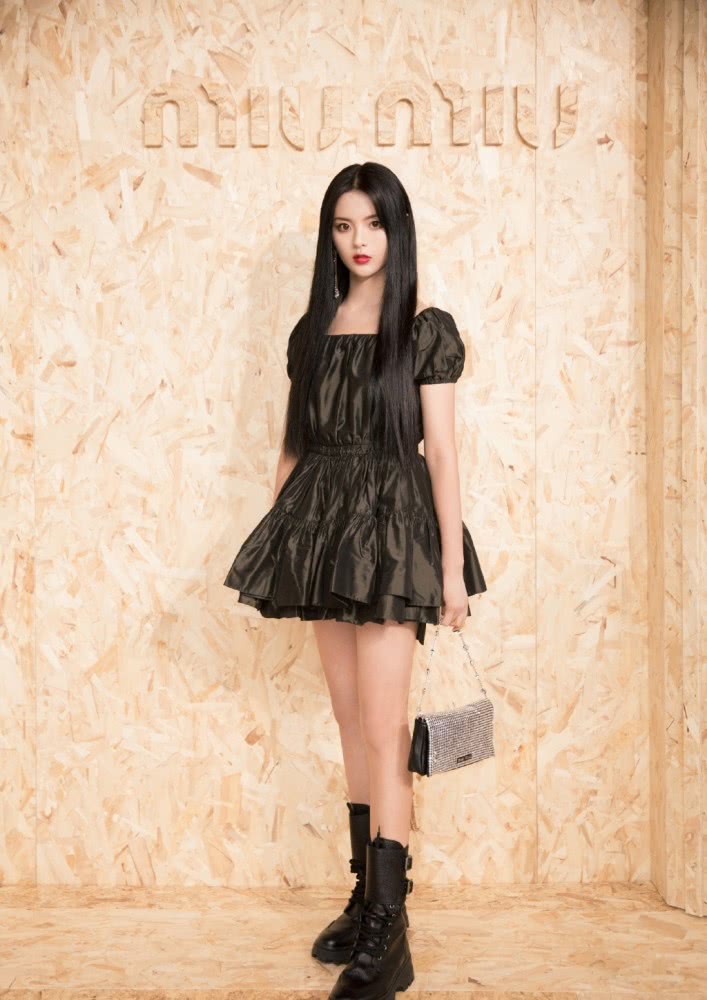 美女杨超越穿毛衣配半裙,秀长腿美成漫画女主