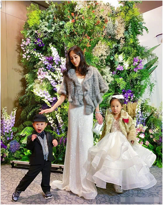 台湾美女关颖晒照,长发披肩气质温柔,四年三胎这身材也太好了