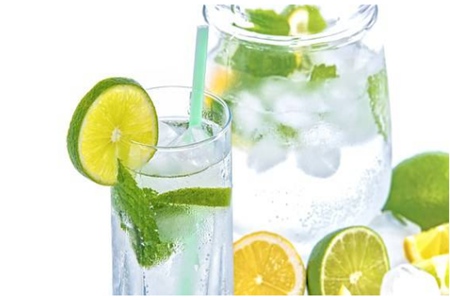 柠檬泡水喝的五大功效和作用，女性空腹喝减肥更有效