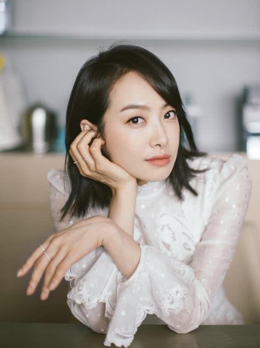 美女明星示范：今年流行“裙摆短发”，时髦减龄显脸小