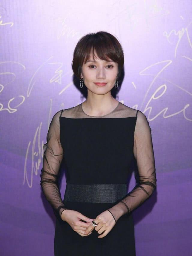 气质美女倪妮走红毯不小心踩到裙子,俯身整理却尽显优雅,捂嘴笑的真开心