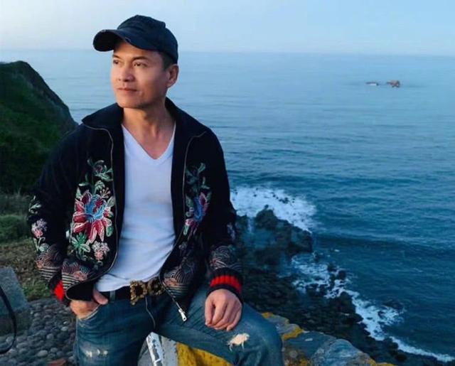 最富有“软饭王”,只因娶得好不拍戏仍身家过亿,63岁帅气依旧