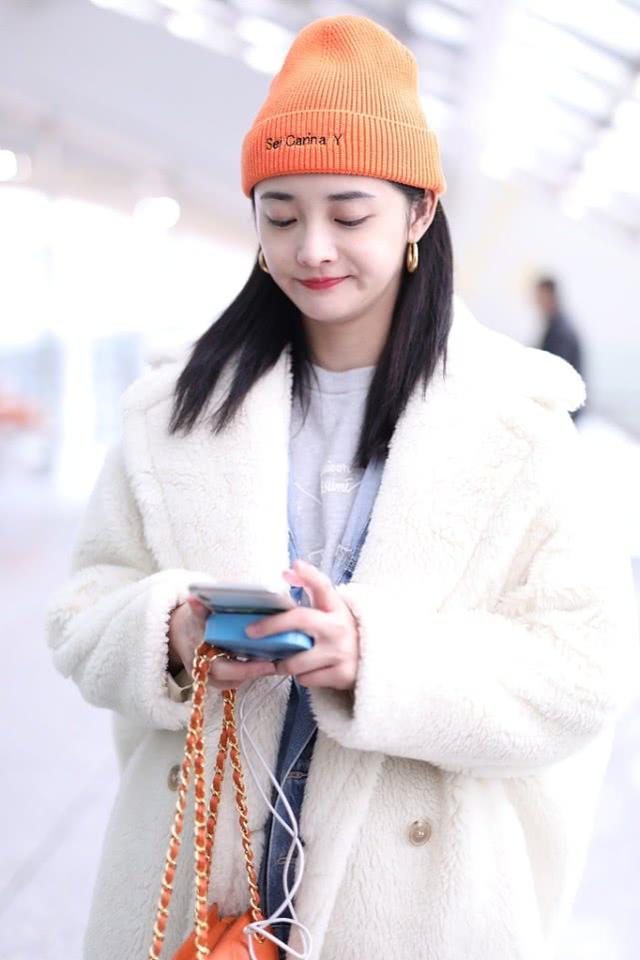 周洁琼日系穿搭街拍:Max Mara泰迪熊大衣,鸳鸯甜橙女孩