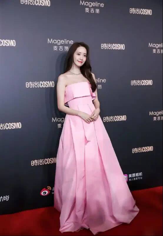 韩国美女林允儿机场时尚穿搭,灯芯绒背带裤内搭高领毛衣,乖巧甜美超有范