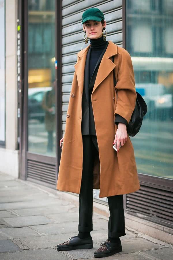 欧美街拍：会打扮的女人穿大衣都会选这4种内搭，美得高级还显气质