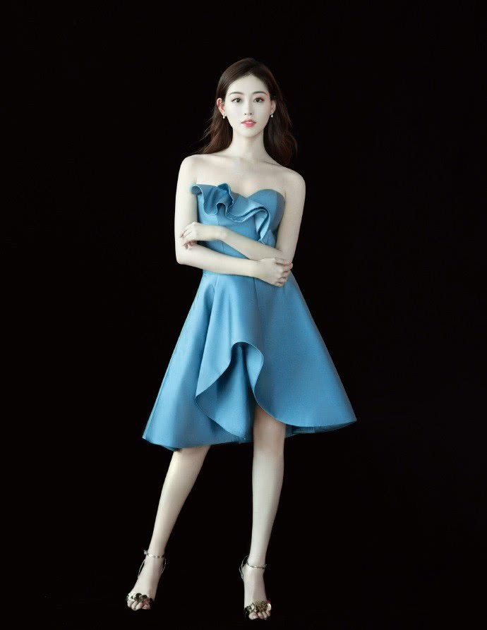 美女祝绪丹穿紧身裤短靴,私服让人眼前一亮