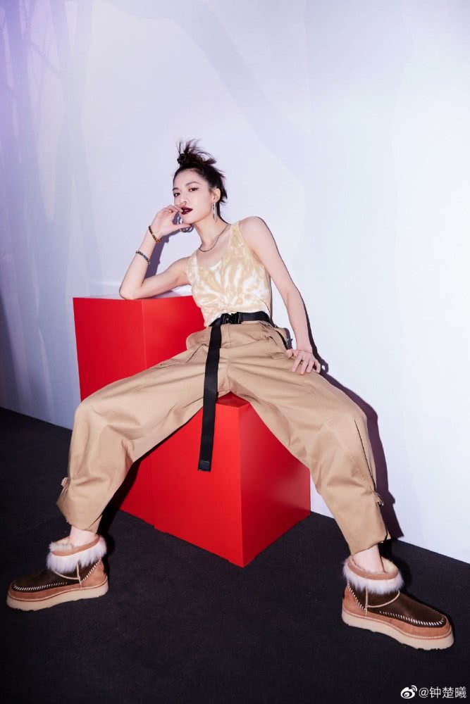 美女钟楚曦终于少女一回了！波点裙蝴蝶结发夹优雅更有女人味