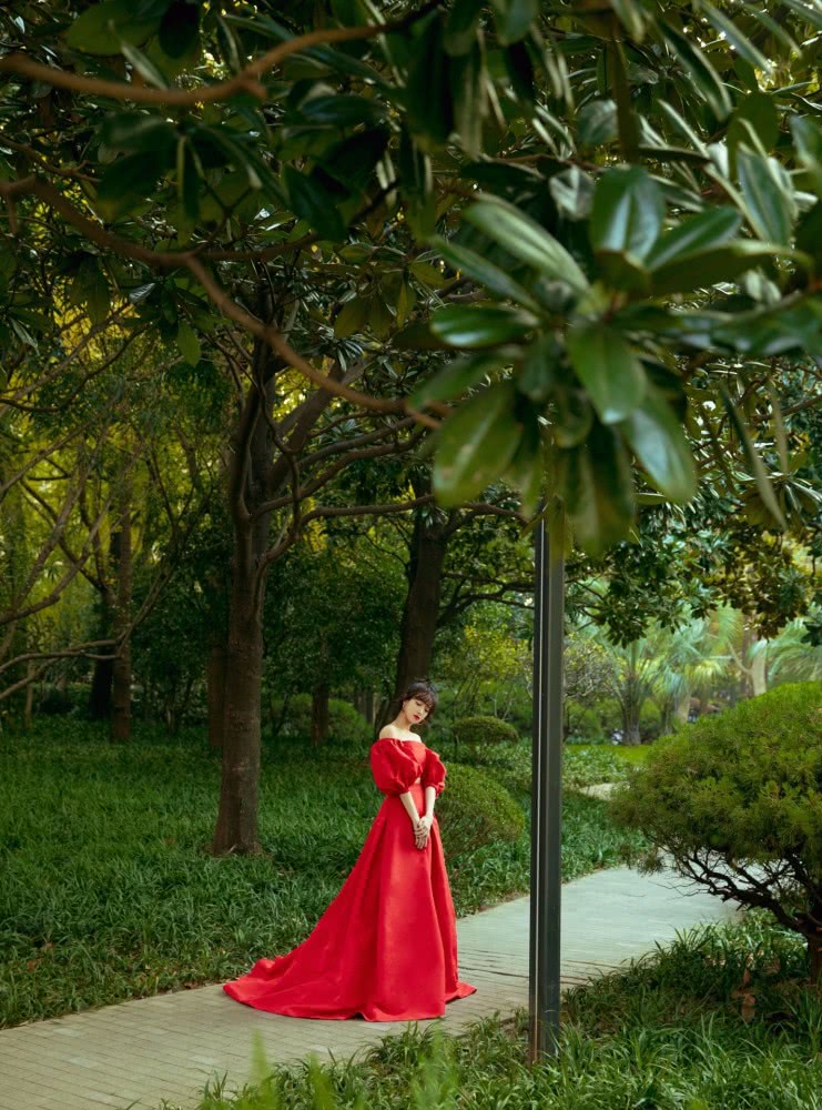 美女宋茜穿红色裙装太好看,简单的衣服穿出了不一样的感觉
