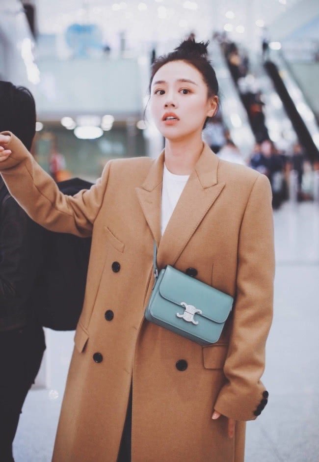 美女马思纯机场街拍:把裤子塞进马丁靴改成“折三折”,这腿细到要命了!