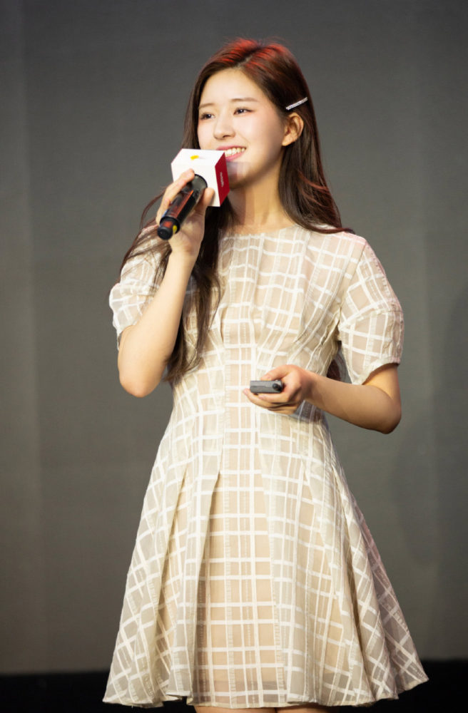 她被称作赵丽颖的接班人，虽有“均匀脸”，但侧颜的美无人能比！