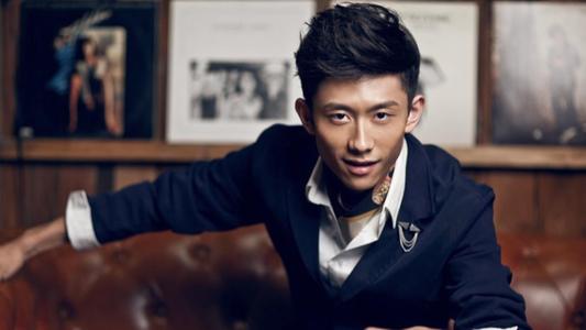 张一山的求生欲有多强?本想跷二郎腿,发现有镜头后反应太可爱