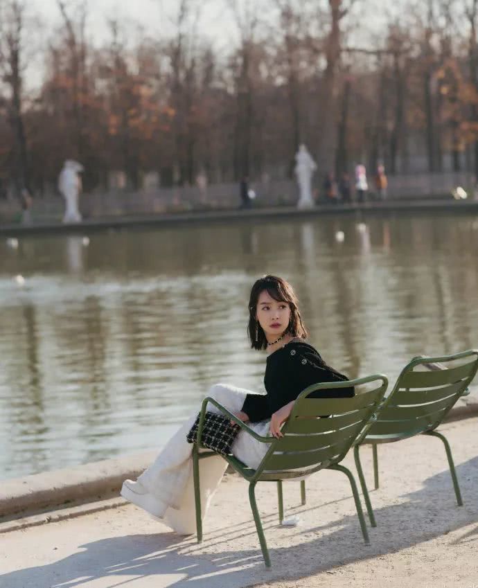 美女宋茜全身造型都是香奈儿，穿双厚底高跟鞋时尚感爆棚