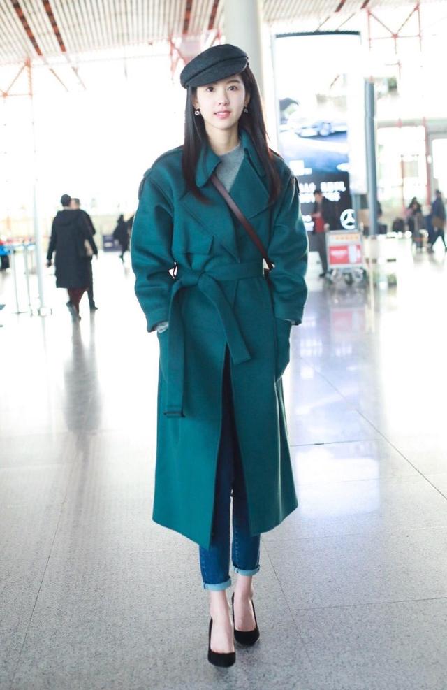 美女校花陈都灵机场街拍:穿长款开衫配牛仔裤,贝雷帽时尚洋气