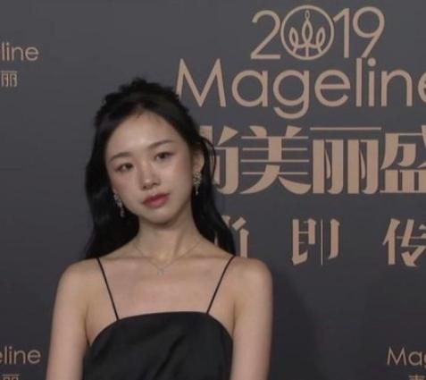 COSMO红毯众星出席，陈都灵全程翻白眼，朱丹妆容引热议