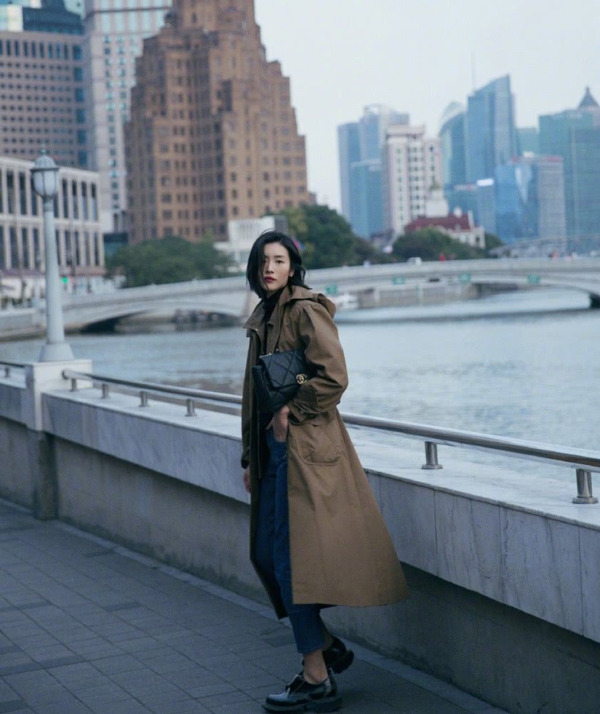 刘雯私服穿针织衫配格纹裤，秀马甲线被怒赞巴掌腰