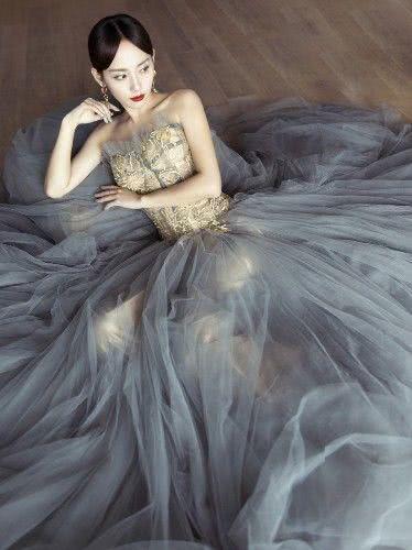 美女张嘉倪穿雾霾蓝长裙,美得不可方物,这气质太迷人