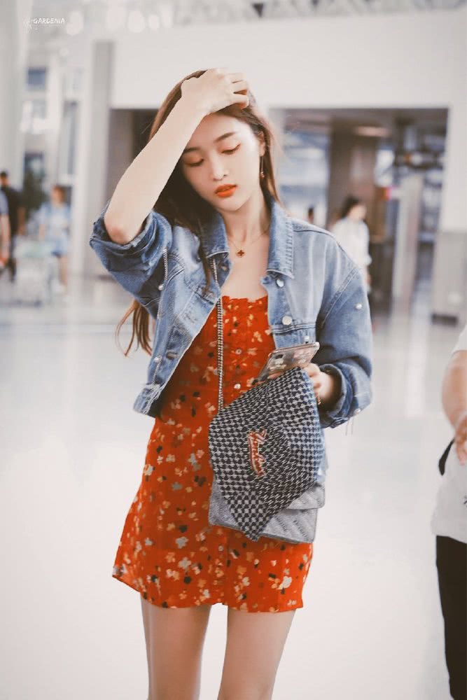 美女吴宣仪两套造型都穿牛仔外套,一个甜美一个帅气