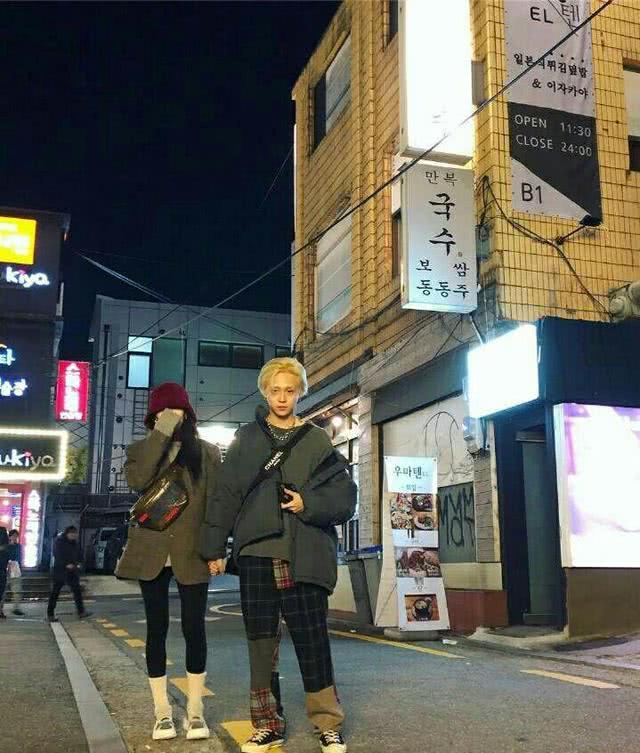 泫雅和他男朋友有多般配?看穿搭就知道了,果然是妇唱夫随