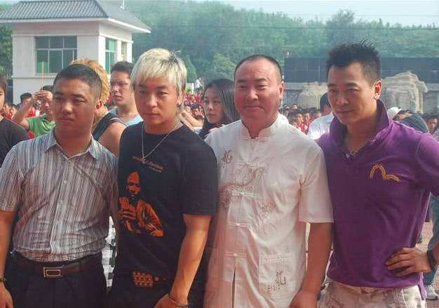 为啥释小龙没戏拍也不愁没钱花？真实身份曝光后，网友：难怪呢！