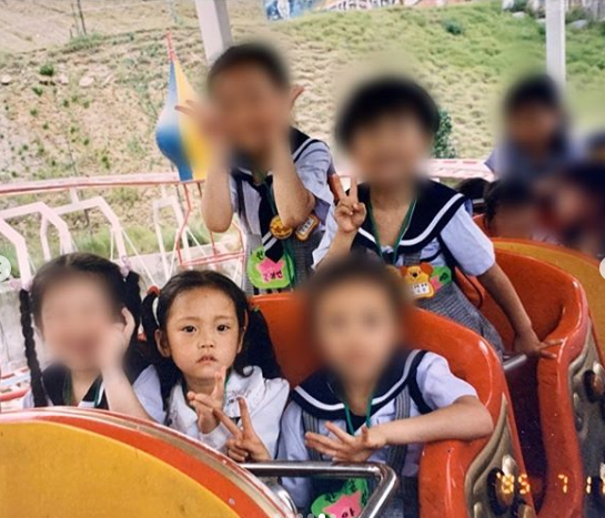 具荷拉去世15天，哥哥晒其童年照：我们荷拉小时候也很漂亮，想你