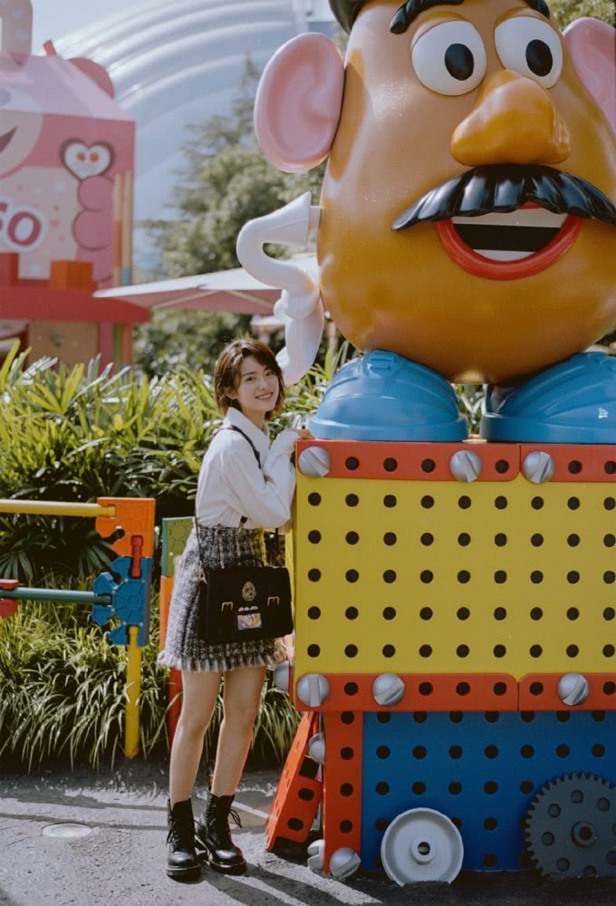 小美女沈月穿字母卫衣配条纹裙，清新又甜美