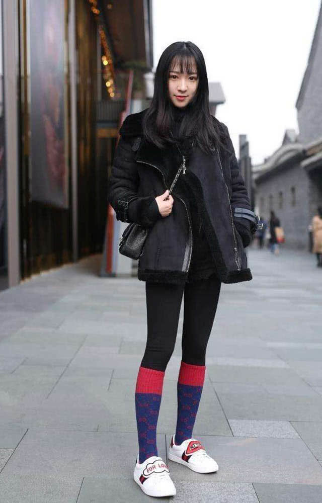 今年袜子裹“裤子”的穿法火了,保暖又舒适,“老寒腿”的福利