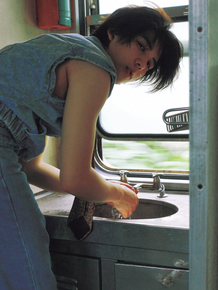 《梦回大清》十三阿哥王安宇换下古装造型,穿搭风格很日系