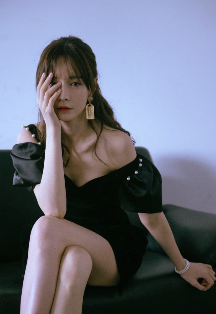 美女沈梦辰穿复古连衣裙配12厘米“铁钉”,秀长腿太性感