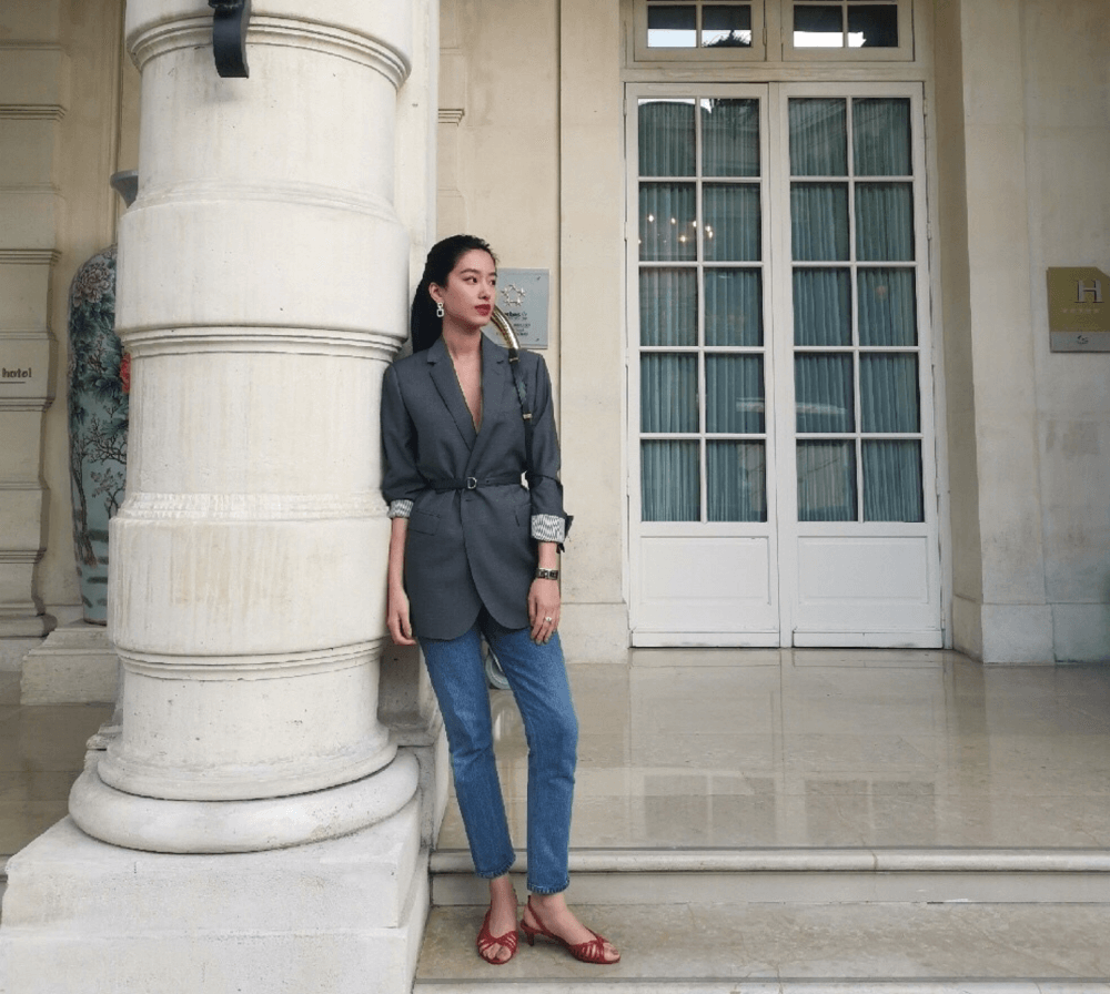 美女杨采钰一身蓝花短裙出镜,两个酒窝太美了,清新又时尚