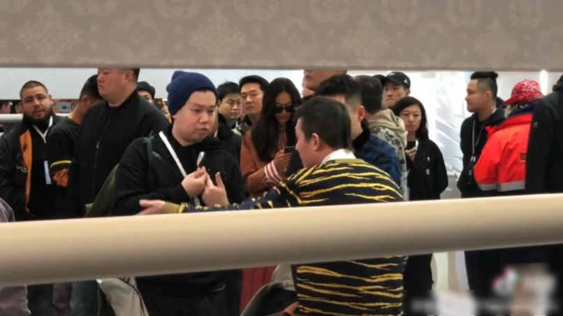 冠希哥又发飙了!现场剑拔弩张,老婆秦舒培在旁一脸无奈尬笑