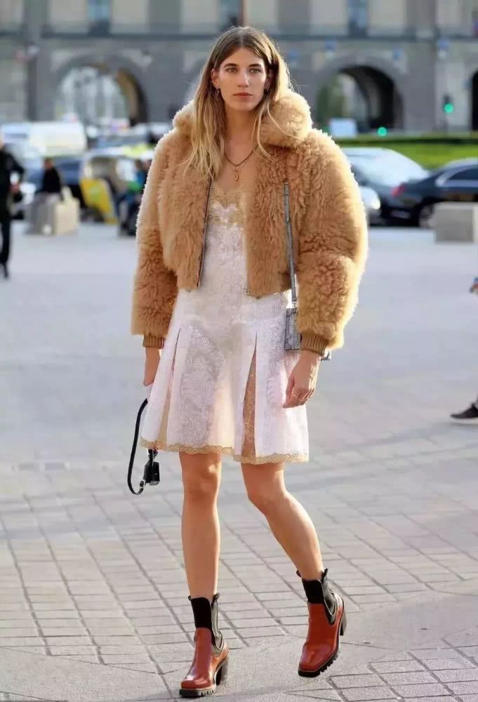 今年秋冬别穿大衣了，羊羔毛外套才是时尚首选！