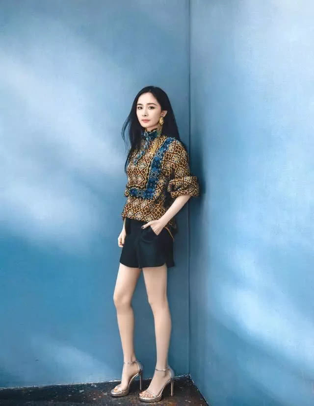 最近火了一种穿法,叫“上半身过冬,下半身过夏”,杨幂都上头了