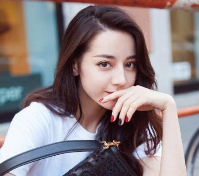 迪丽热巴5年前旧照曝光,大冬天露腿,网友:比现在美多了!