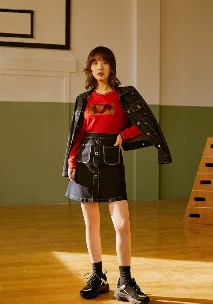 美女吴昕短外套配半裙,穿成时髦少女引怒赞