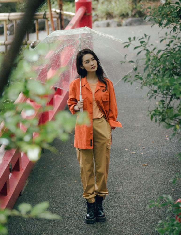 李沁晒私服照,穿T恤配黄色背带裤俏皮可人,如18岁少女一般
