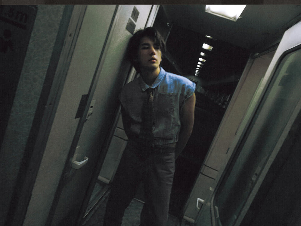 《梦回大清》十三阿哥王安宇换下古装造型,穿搭风格很日系