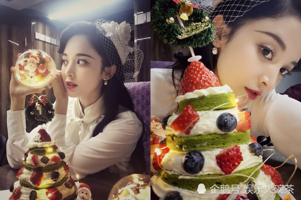 娜扎晒身穿白色上衣秀圣诞节美照，头戴白色网纱不仅优雅还甜美可爱