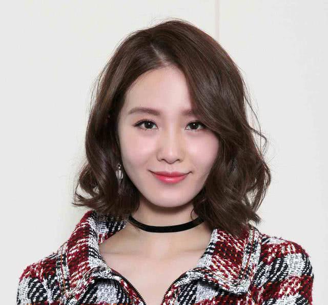 美女明星示范：今年流行“裙摆短发”，时髦减龄显脸小