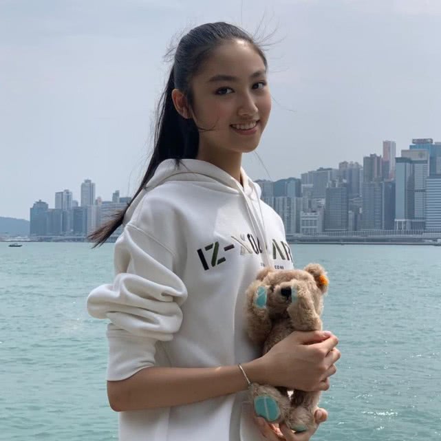 任达华夫妇为女儿庆生，15岁任晴佳身材瞩目，不当超模太可惜了！
